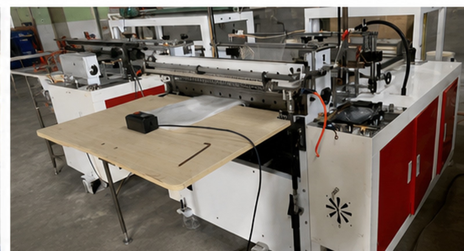 Máquina selladora y cortadora de bolsas plásticas en la planta de Lusoplast.