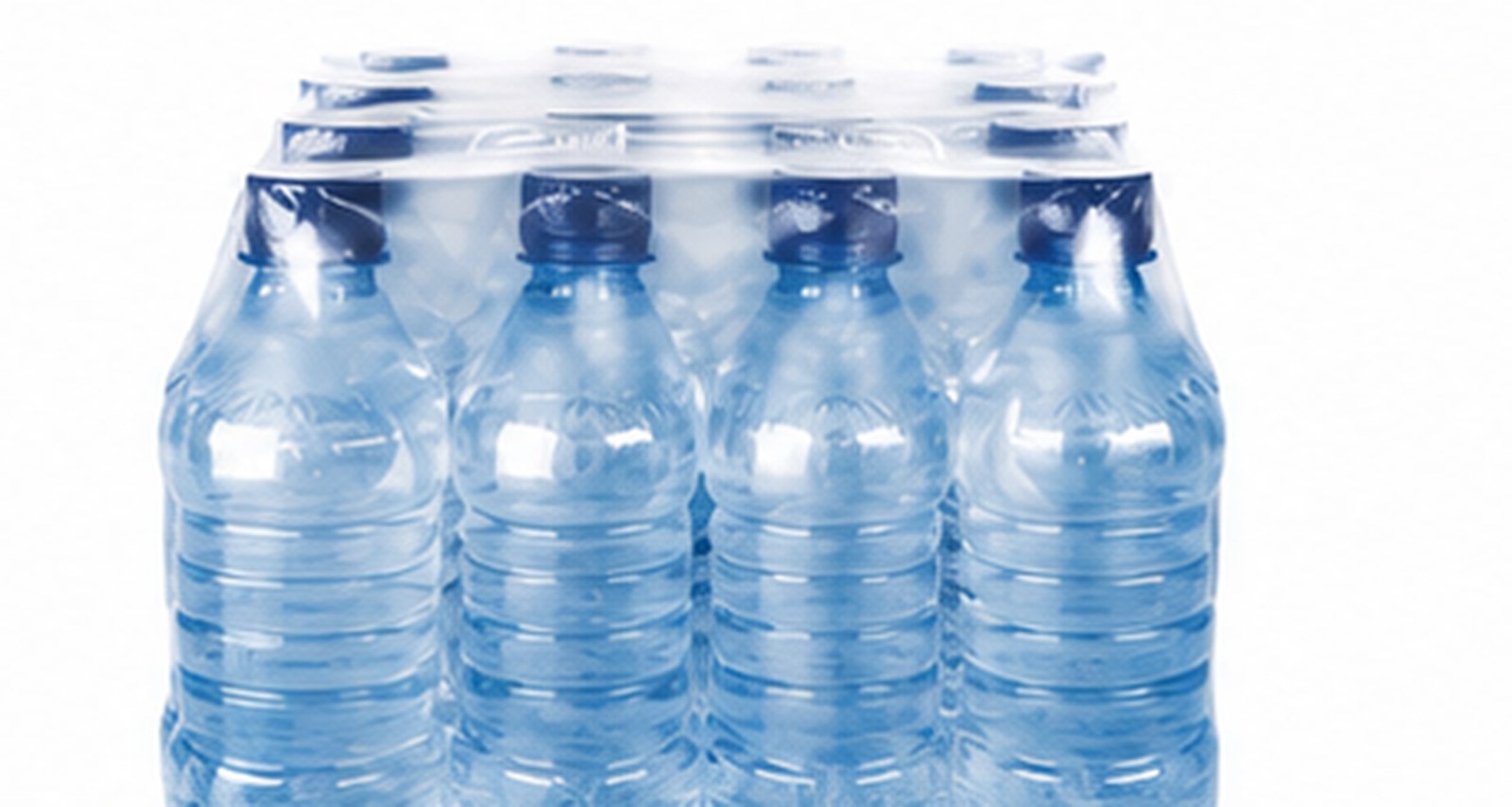 Botellas de agua agrupadas y protegidas con película termoencogible transparente.